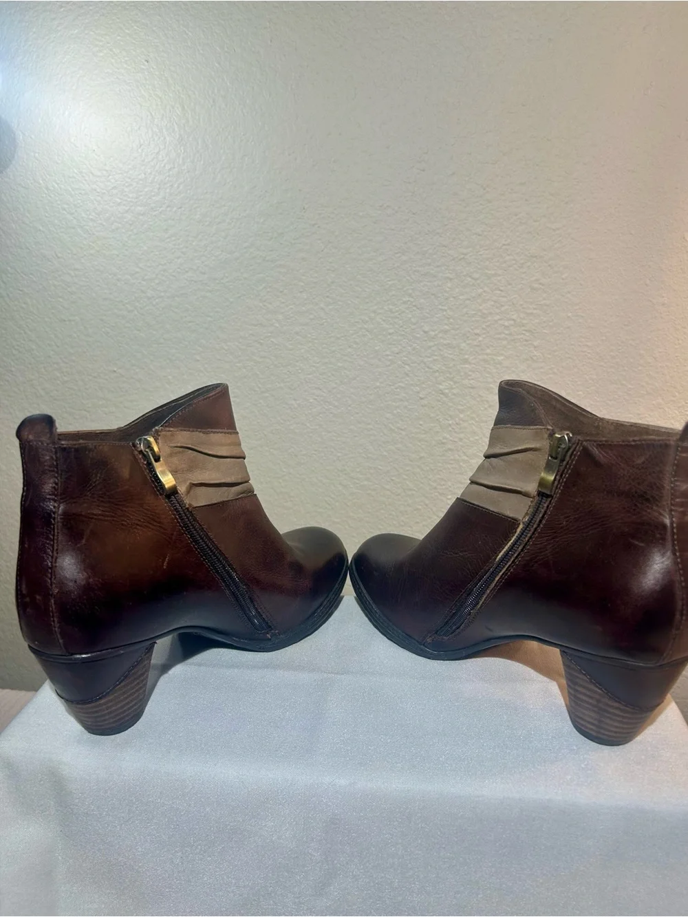 L'ATISTE Two-Tone Brown Leather Ankle Booties